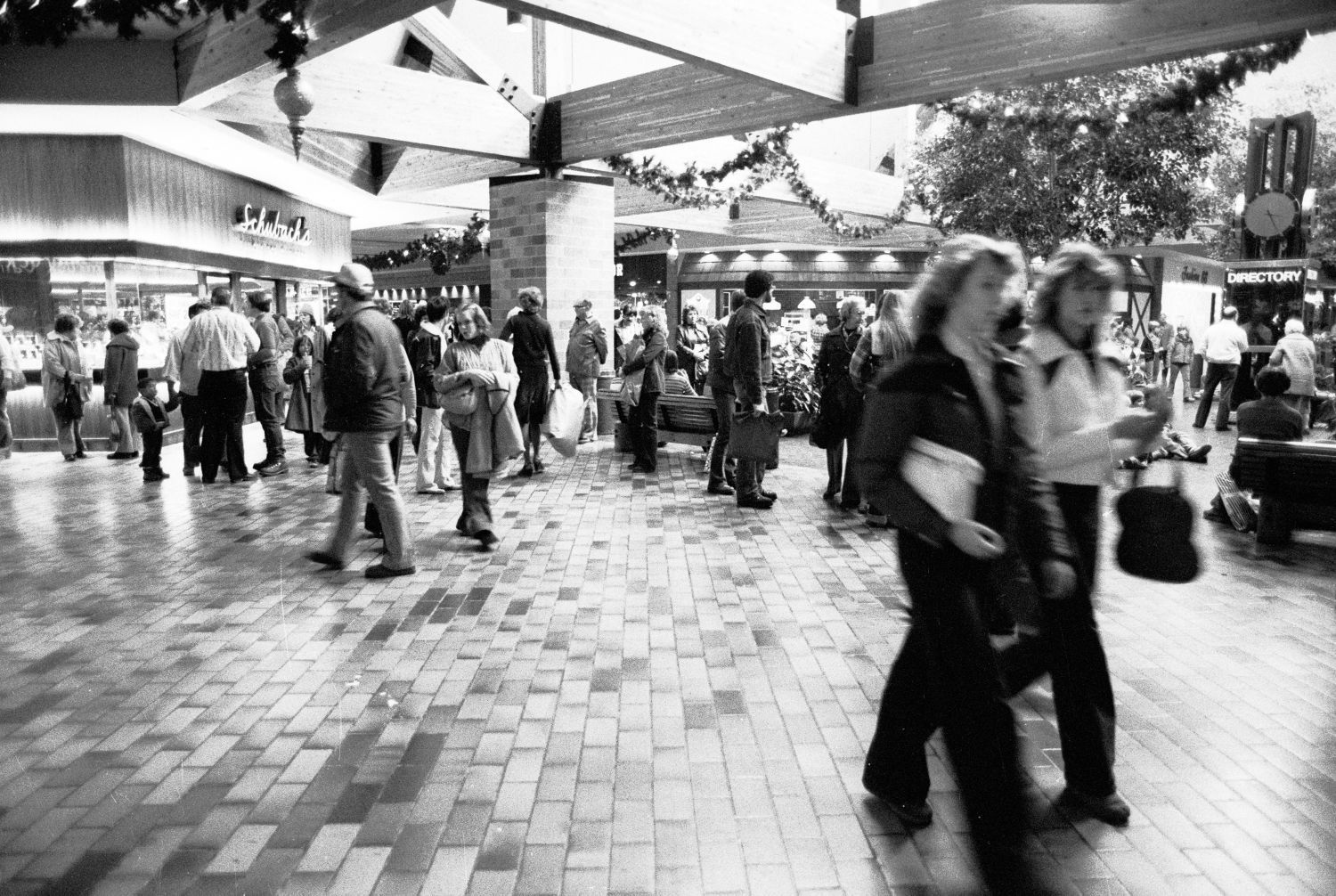 Holiday shoppers at Rimrock Mall, 1979